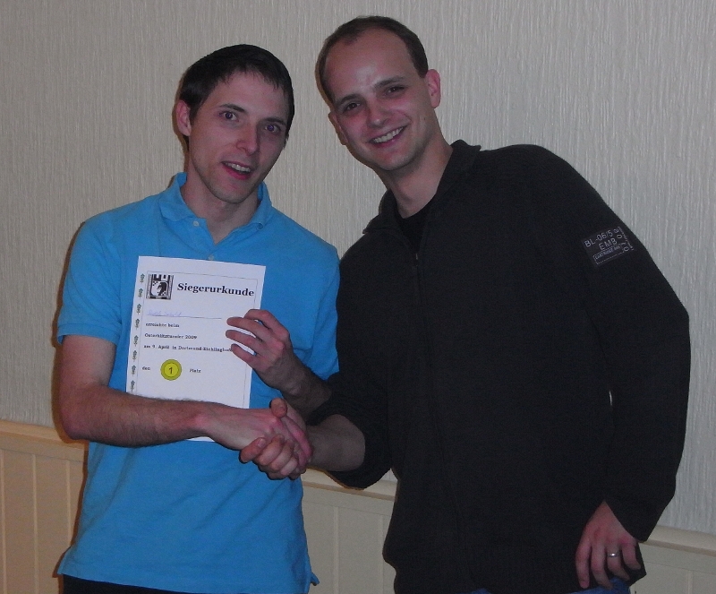 Turnierleiter Michael Brockmann gratuliert Ralph Sebald zum dritten 